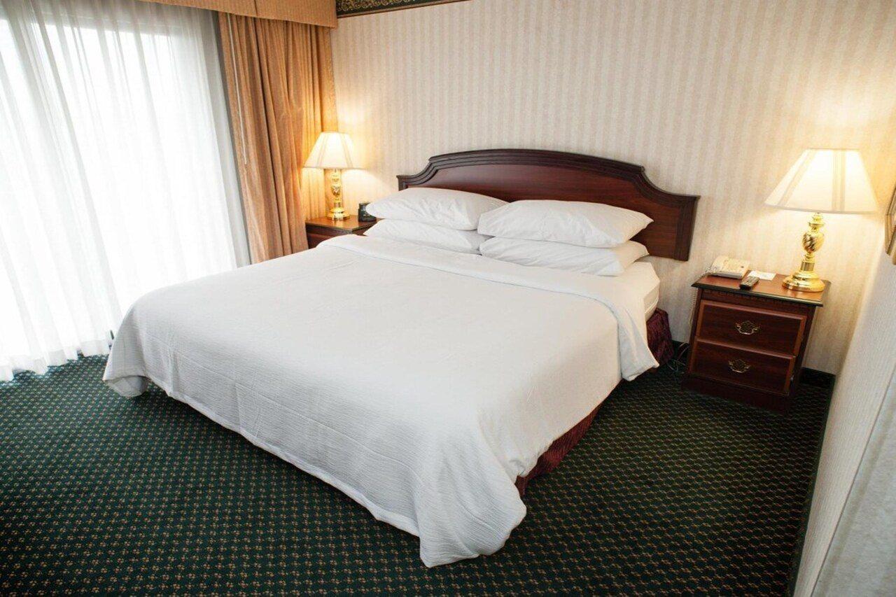 Embassy Suites By Hilton Detroit - Livonia/Novi Экстерьер фото