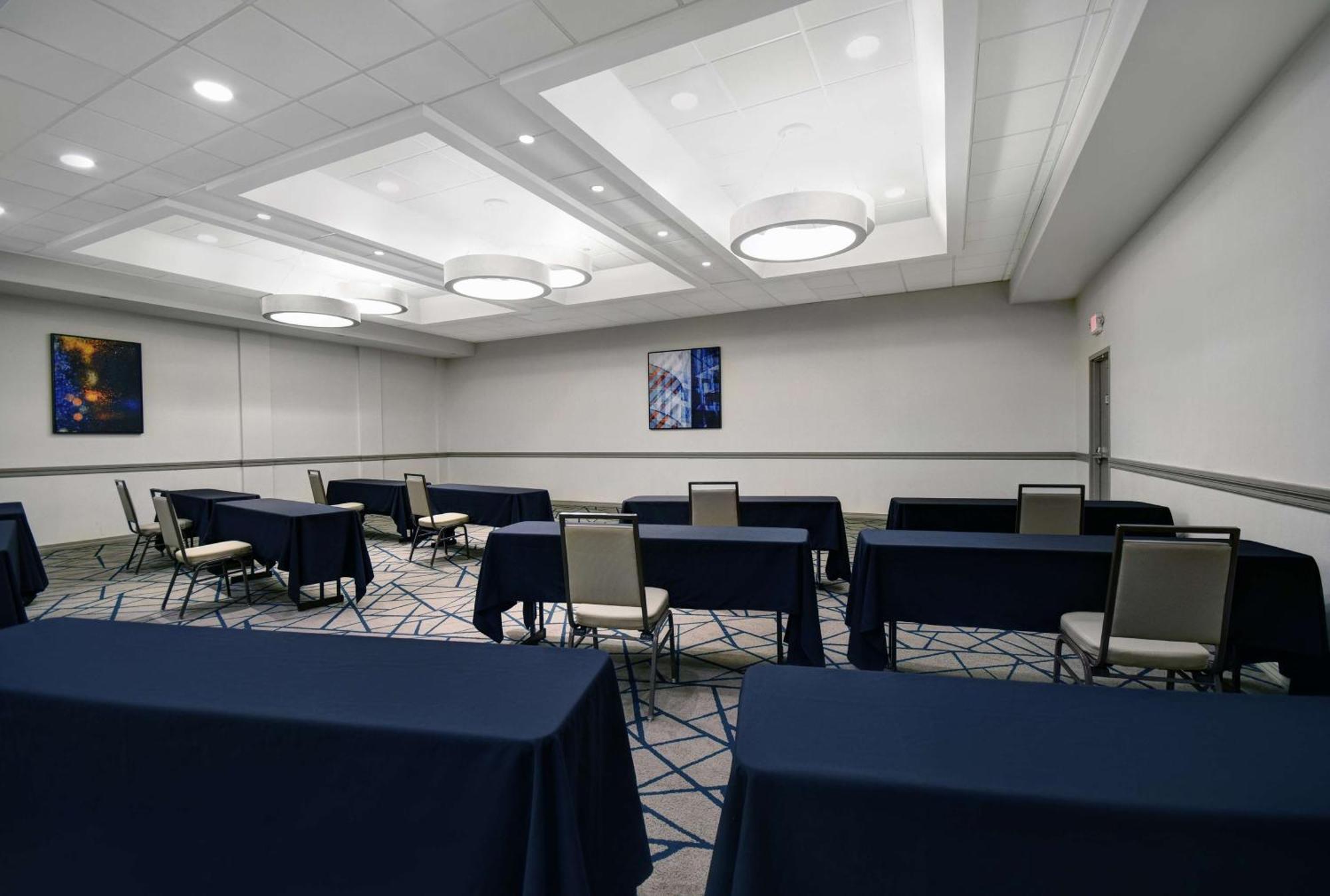 Embassy Suites By Hilton Detroit - Livonia/Novi Экстерьер фото