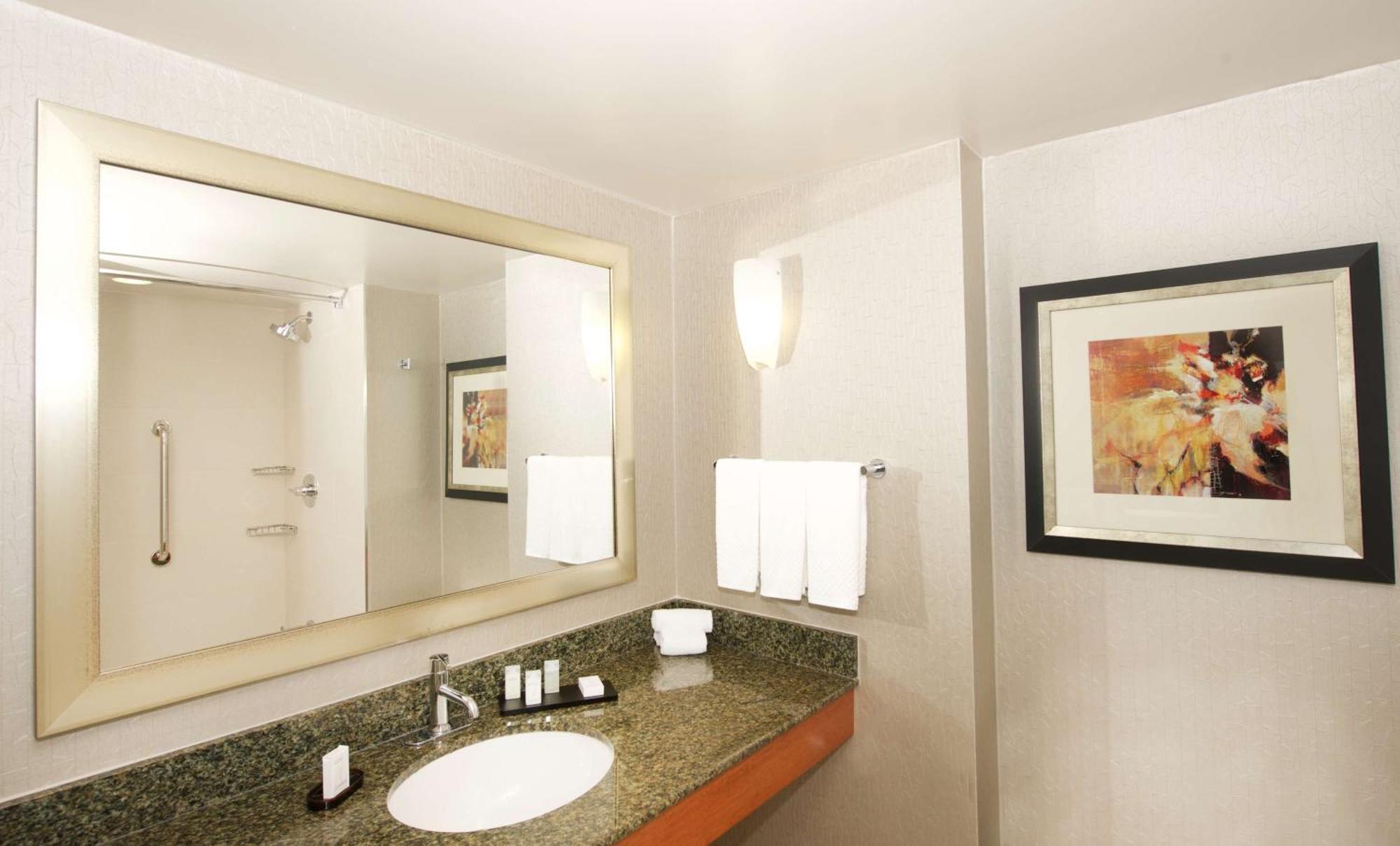 Embassy Suites By Hilton Detroit - Livonia/Novi Экстерьер фото