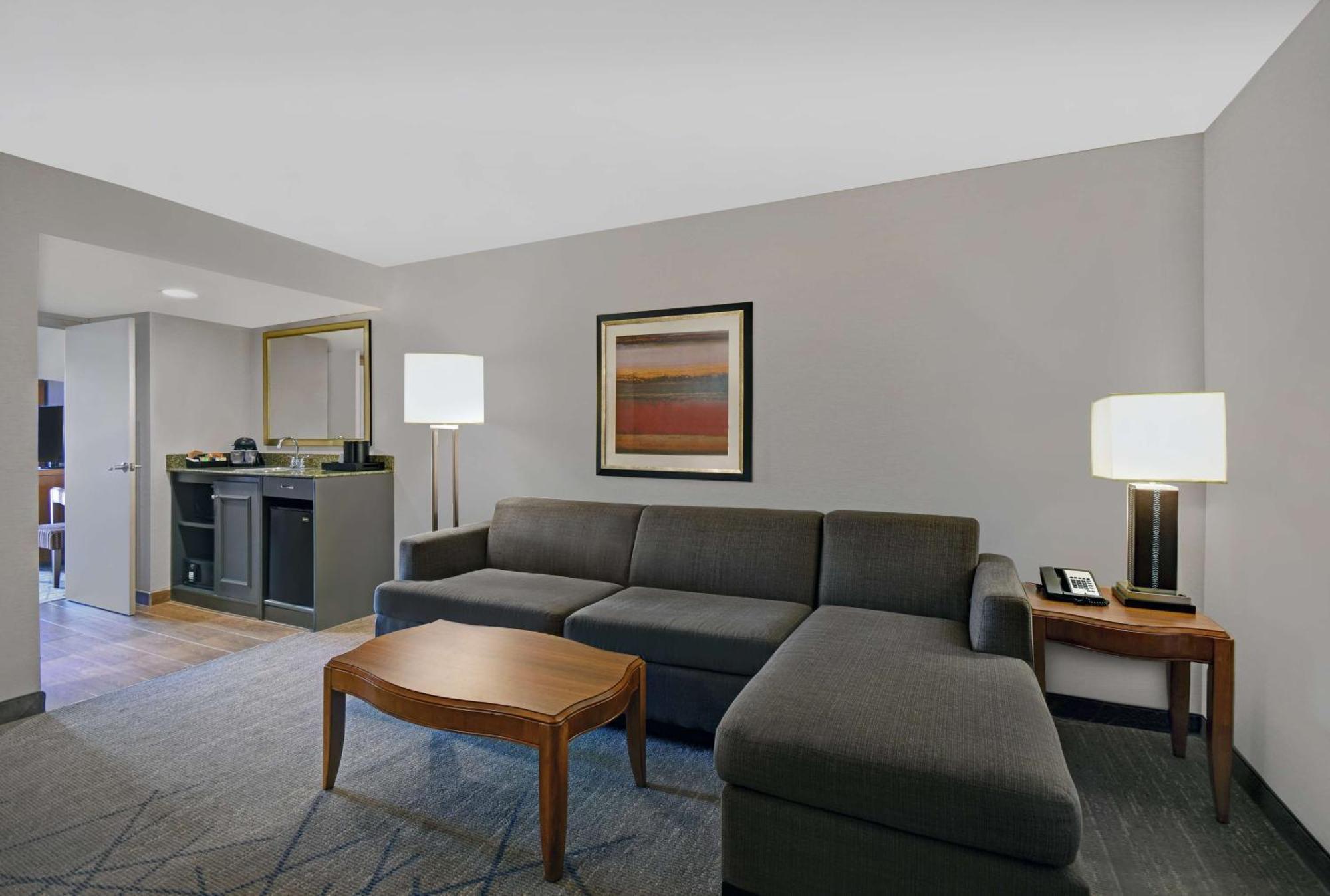 Embassy Suites By Hilton Detroit - Livonia/Novi Экстерьер фото