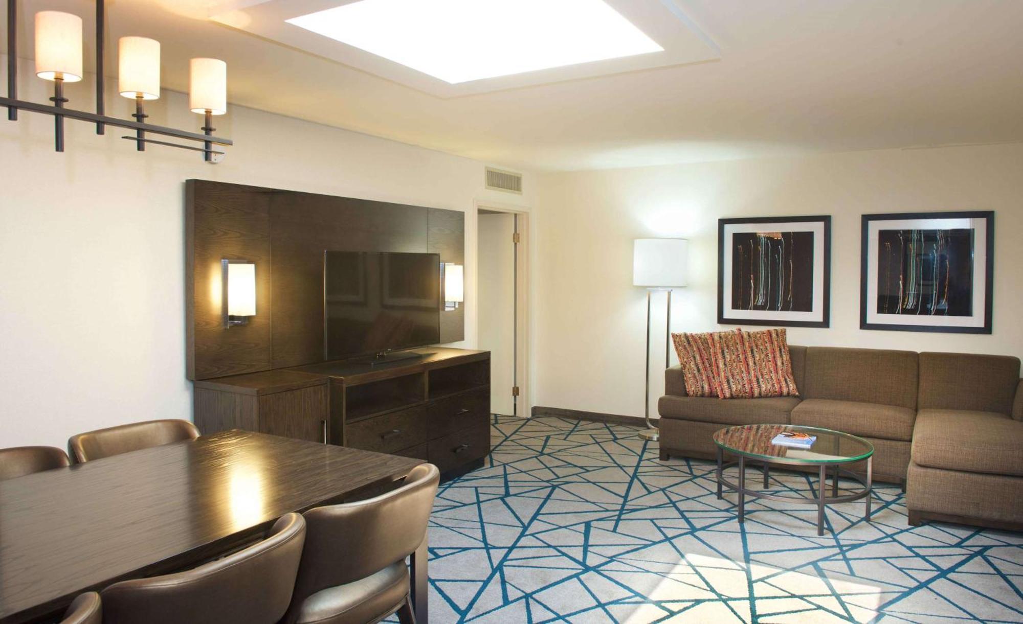 Embassy Suites By Hilton Detroit - Livonia/Novi Экстерьер фото