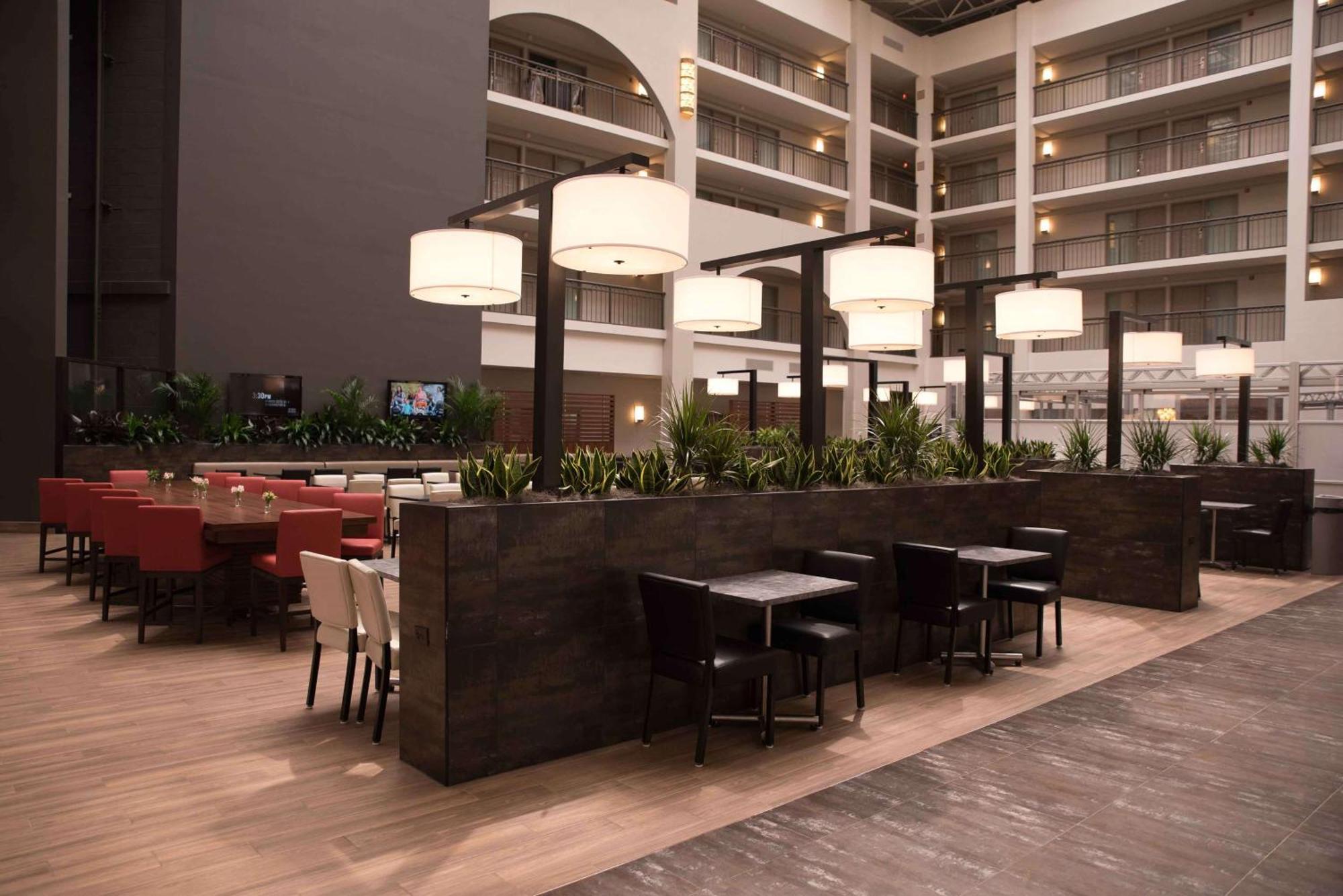 Embassy Suites By Hilton Detroit - Livonia/Novi Экстерьер фото