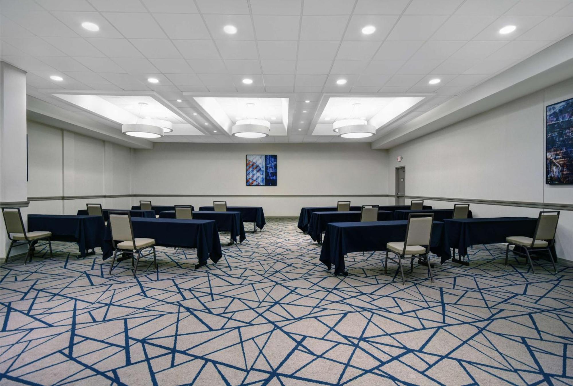 Embassy Suites By Hilton Detroit - Livonia/Novi Экстерьер фото