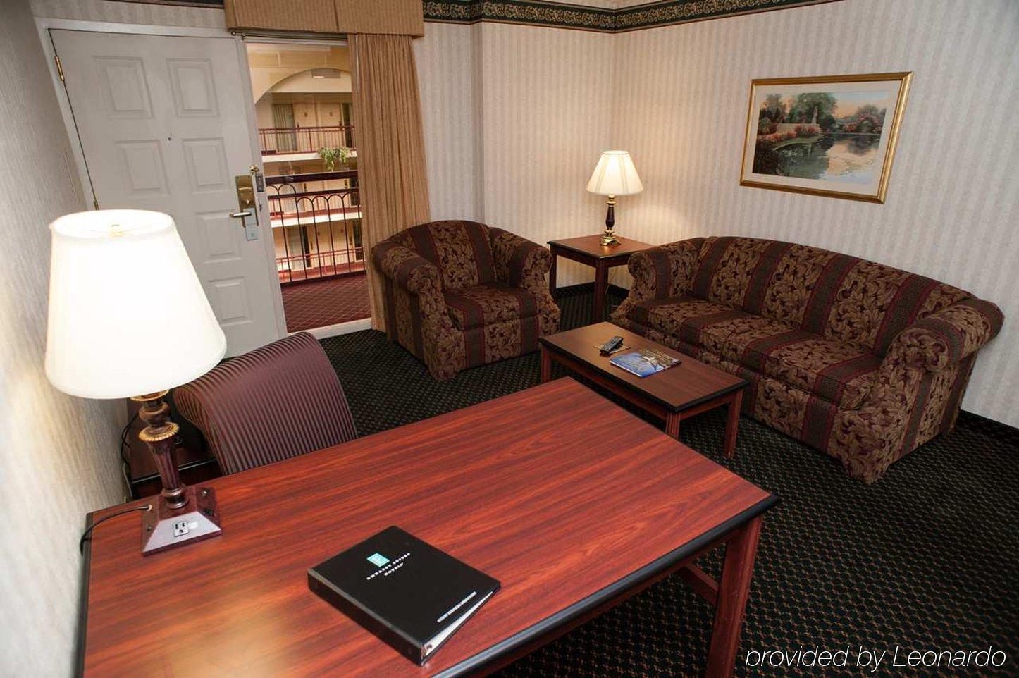 Embassy Suites By Hilton Detroit - Livonia/Novi Экстерьер фото