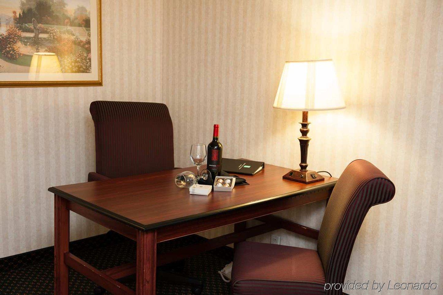 Embassy Suites By Hilton Detroit - Livonia/Novi Экстерьер фото