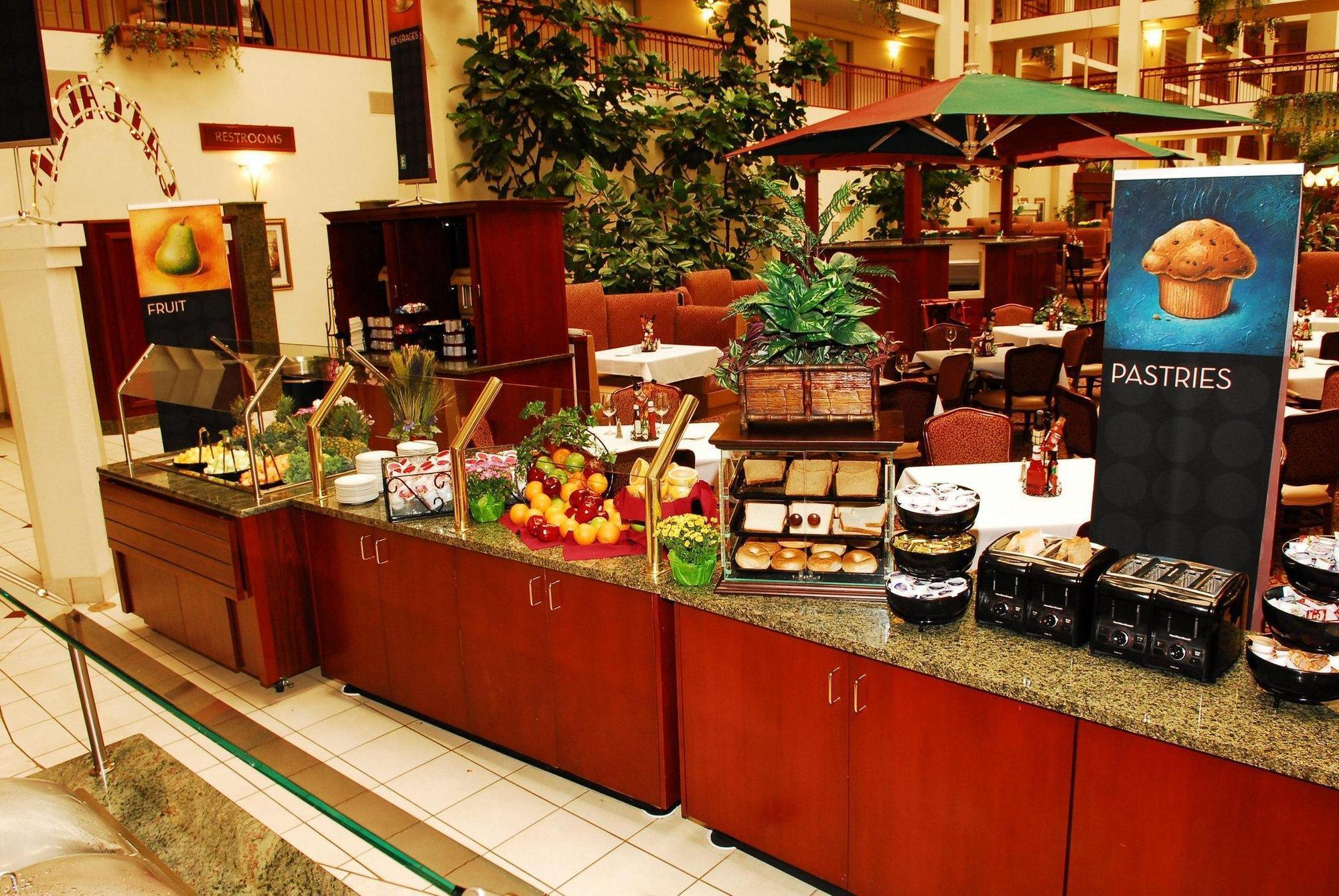 Embassy Suites By Hilton Detroit - Livonia/Novi Экстерьер фото