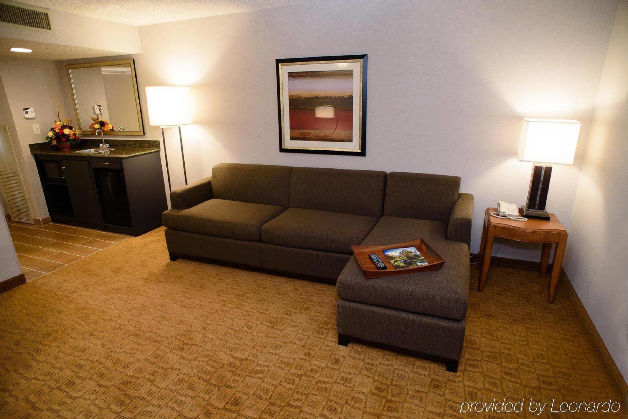 Embassy Suites By Hilton Detroit - Livonia/Novi Экстерьер фото